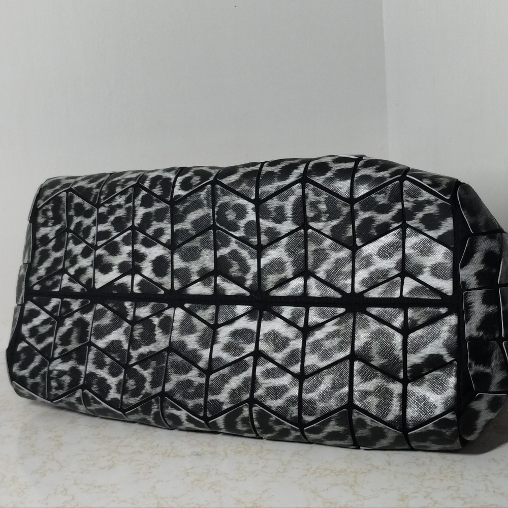 Patricia Luca Gray & Black Leopardo Print Satchel Bag. - Picture 3 of 8